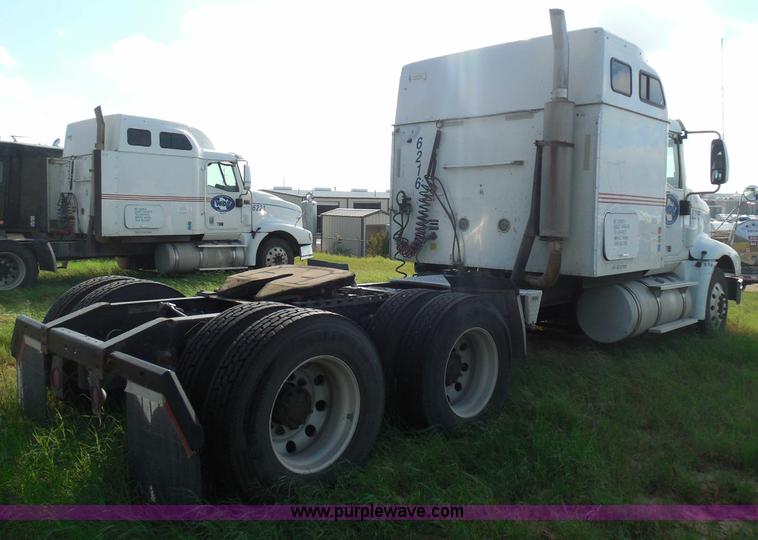 image for item I3353 2005 International 9400i semi truck