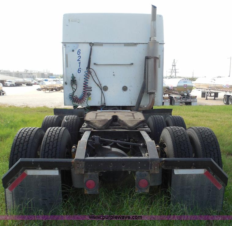 image for item I3353 2005 International 9400i semi truck