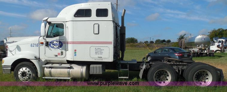 image for item I3353 2005 International 9400i semi truck