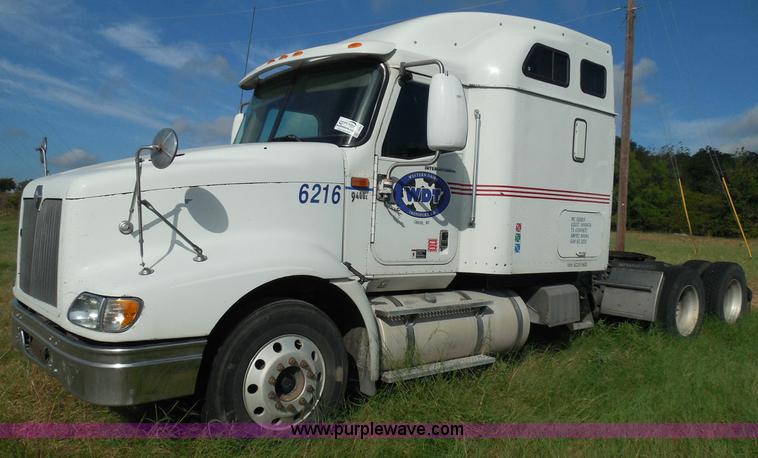 image for item I3353 2005 International 9400i semi truck