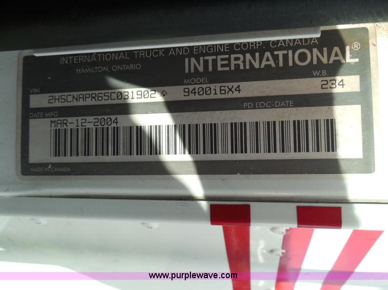 image for item I3353 2005 International 9400i semi truck