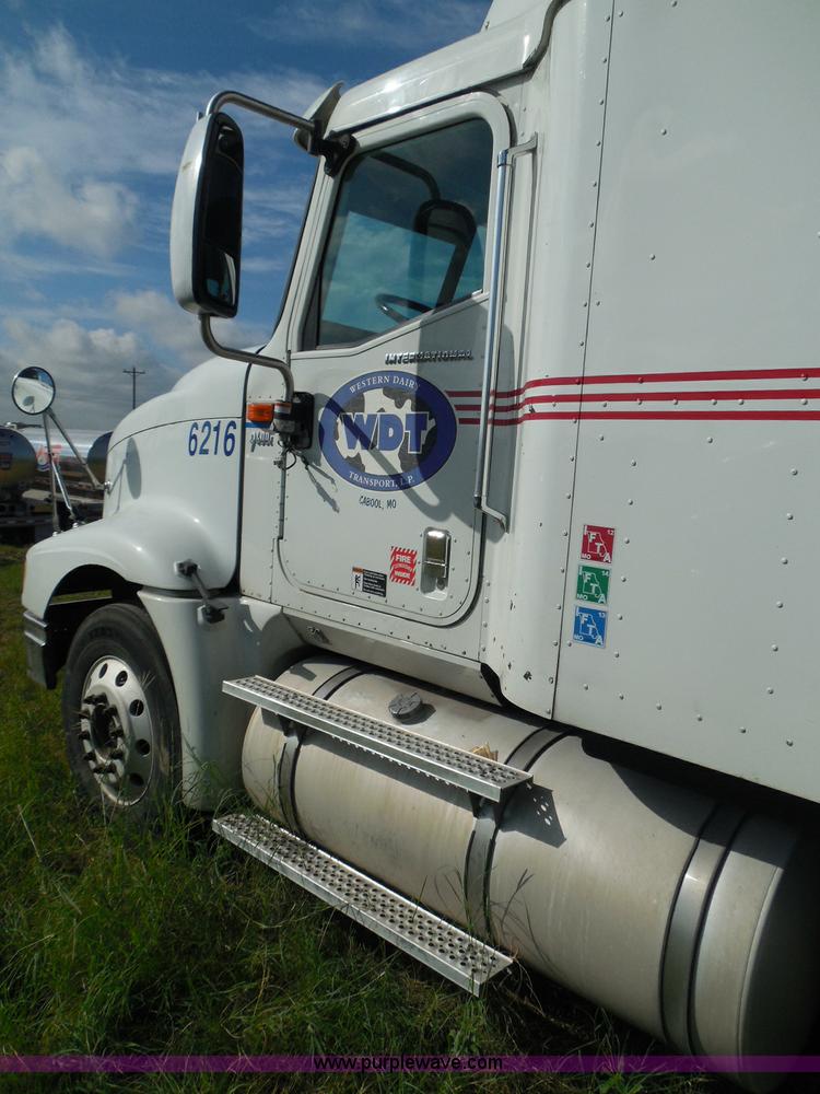 image for item I3353 2005 International 9400i semi truck