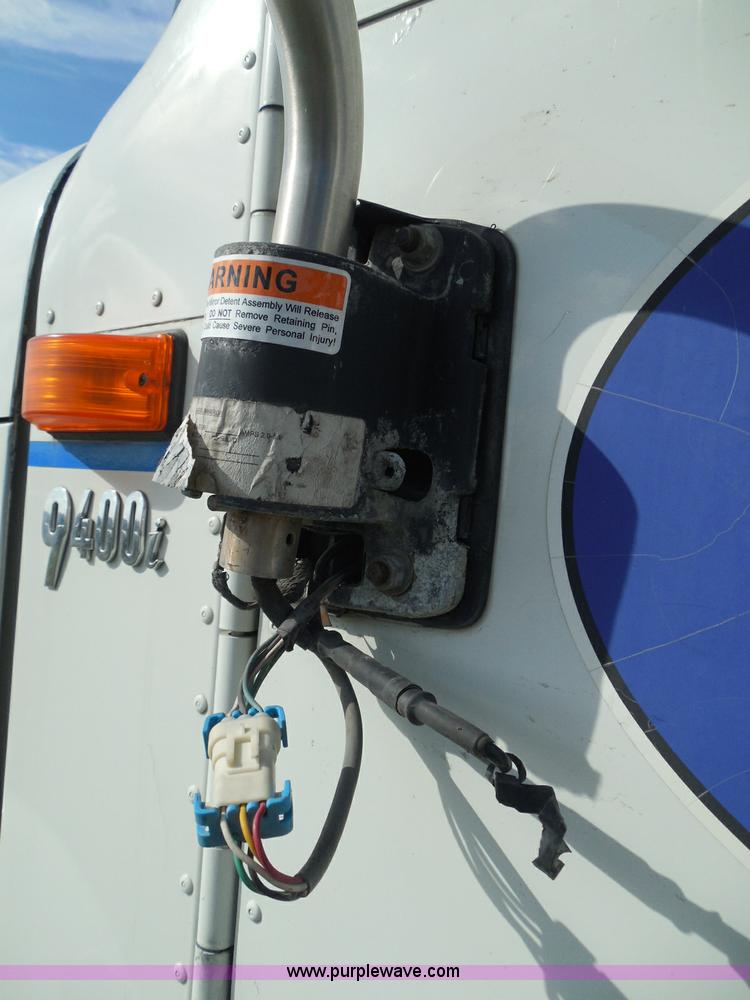 image for item I3353 2005 International 9400i semi truck