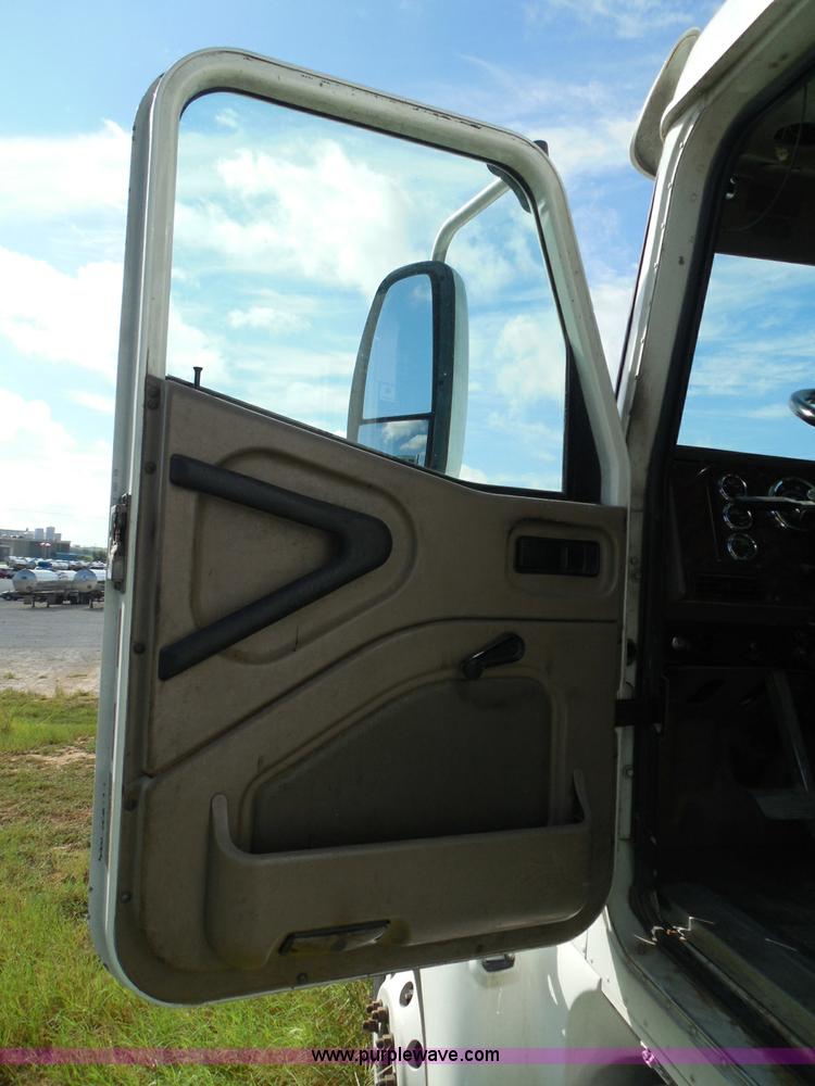 image for item I3353 2005 International 9400i semi truck