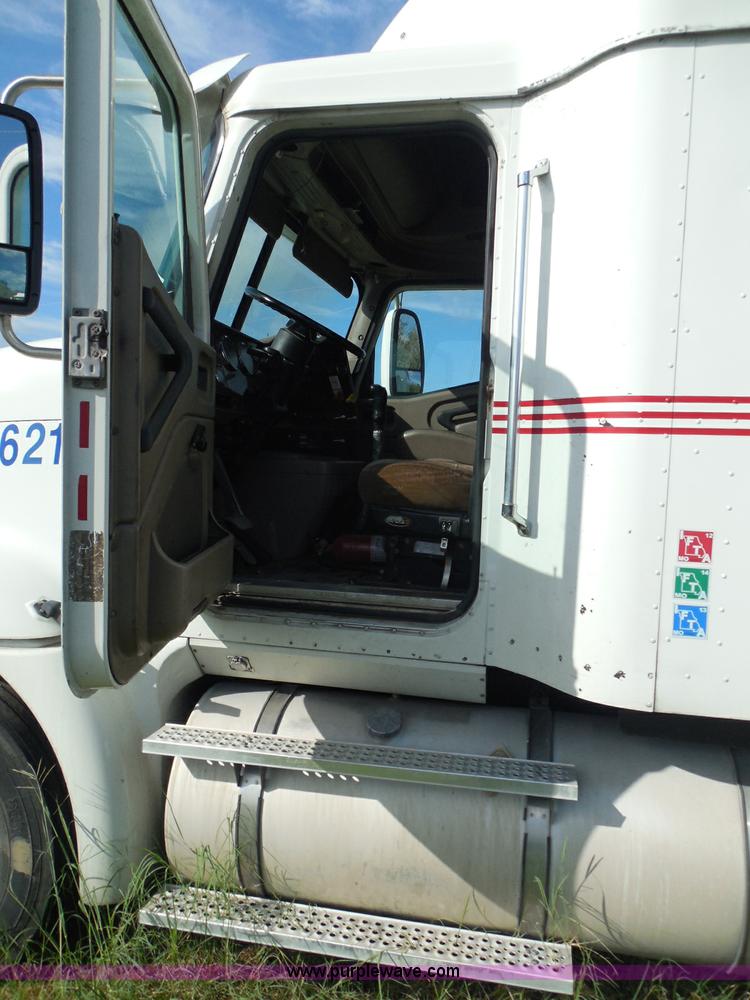 image for item I3353 2005 International 9400i semi truck