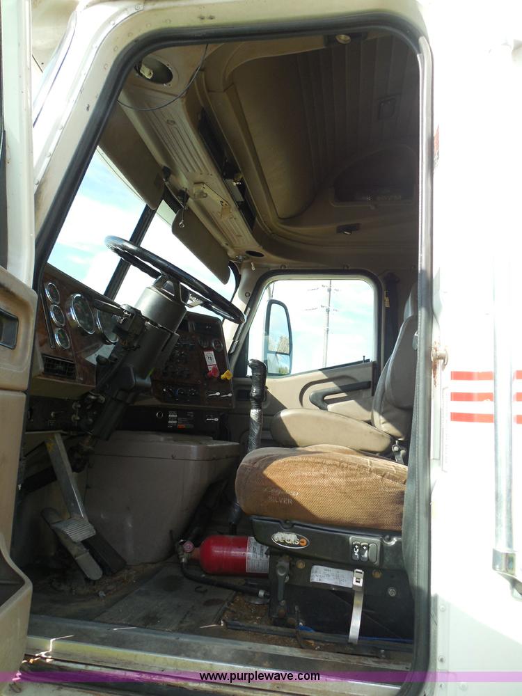 image for item I3353 2005 International 9400i semi truck