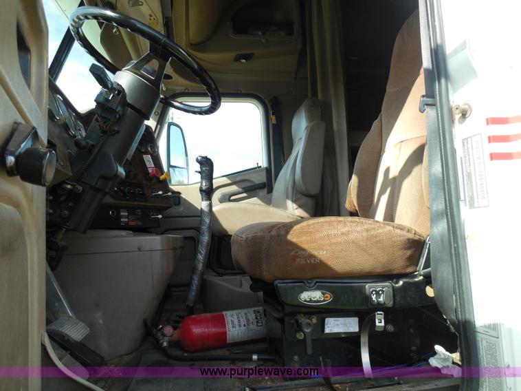 image for item I3353 2005 International 9400i semi truck