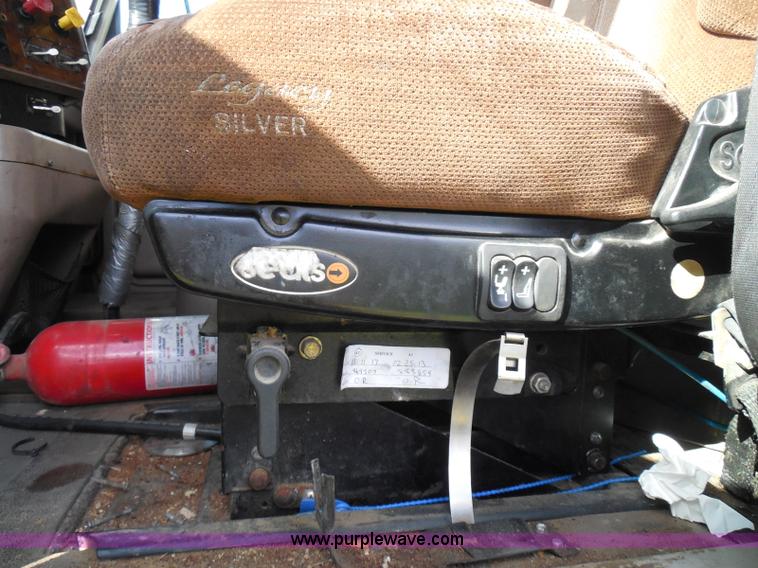 image for item I3353 2005 International 9400i semi truck