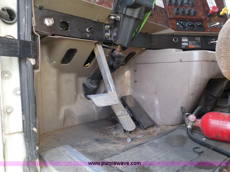 image for item I3353 2005 International 9400i semi truck