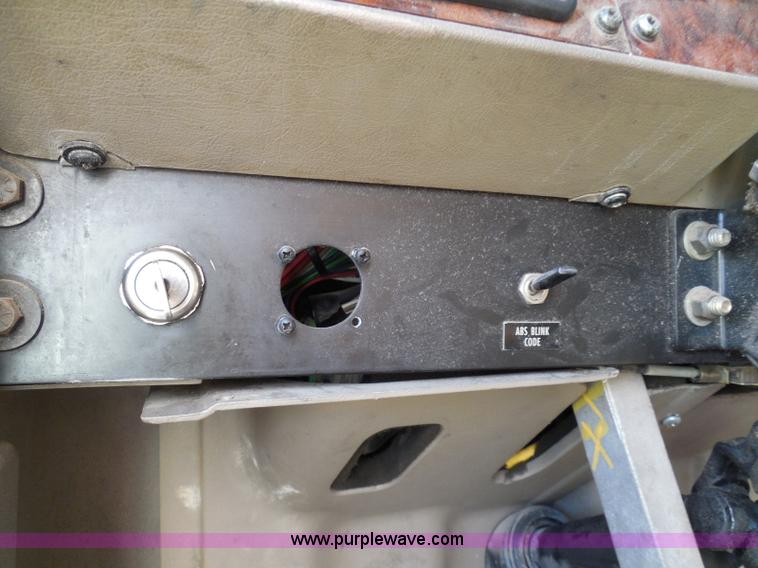 image for item I3353 2005 International 9400i semi truck