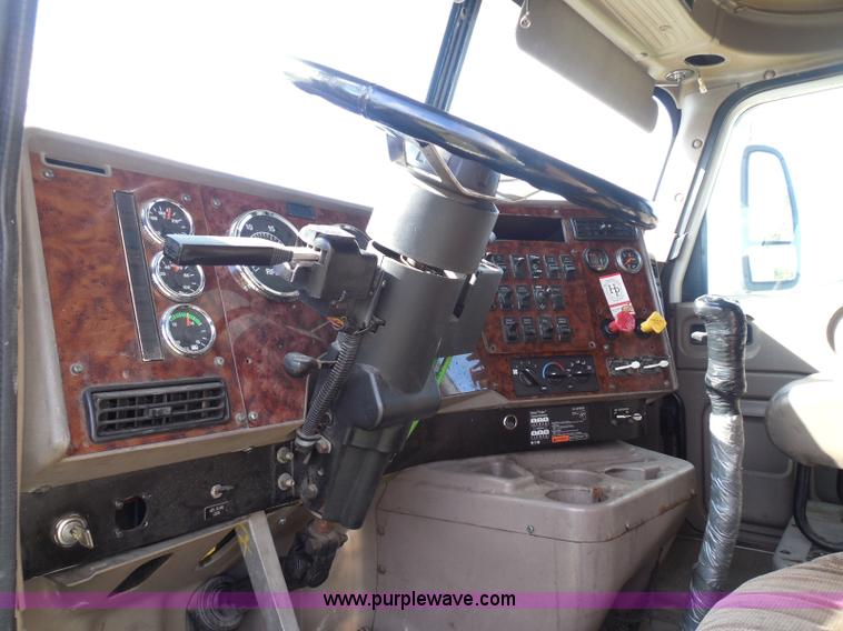 image for item I3353 2005 International 9400i semi truck