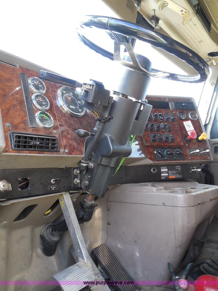 image for item I3353 2005 International 9400i semi truck