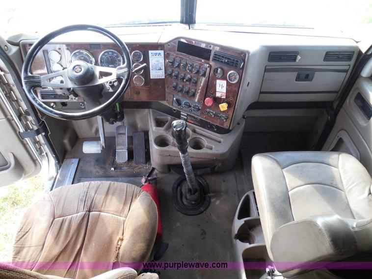 image for item I3353 2005 International 9400i semi truck