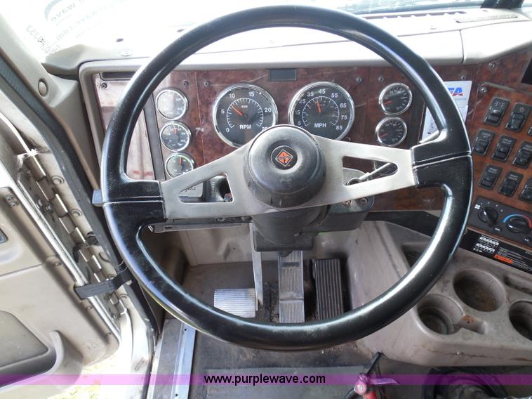 image for item I3353 2005 International 9400i semi truck