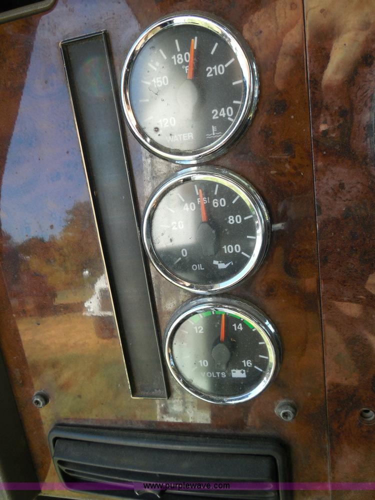 image for item I3353 2005 International 9400i semi truck