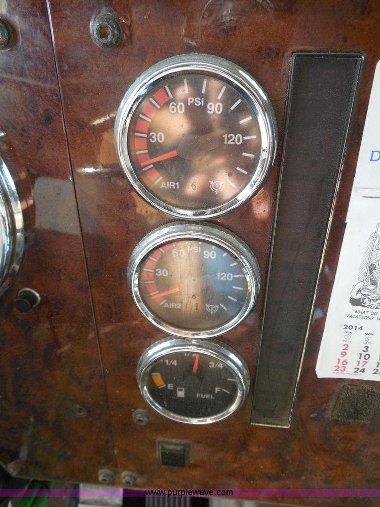 image for item I3353 2005 International 9400i semi truck