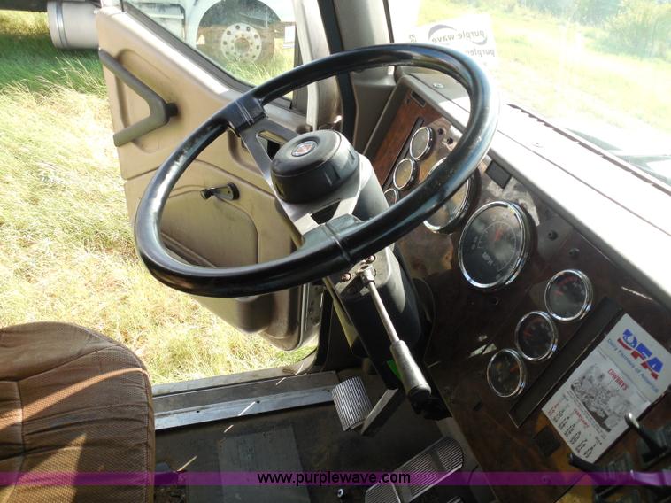 image for item I3353 2005 International 9400i semi truck