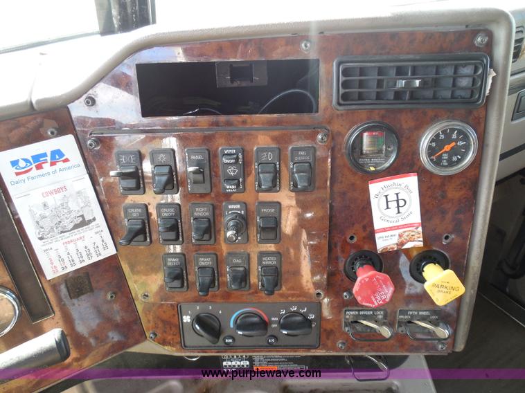 image for item I3353 2005 International 9400i semi truck