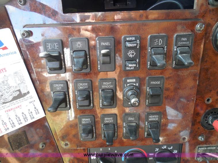 image for item I3353 2005 International 9400i semi truck