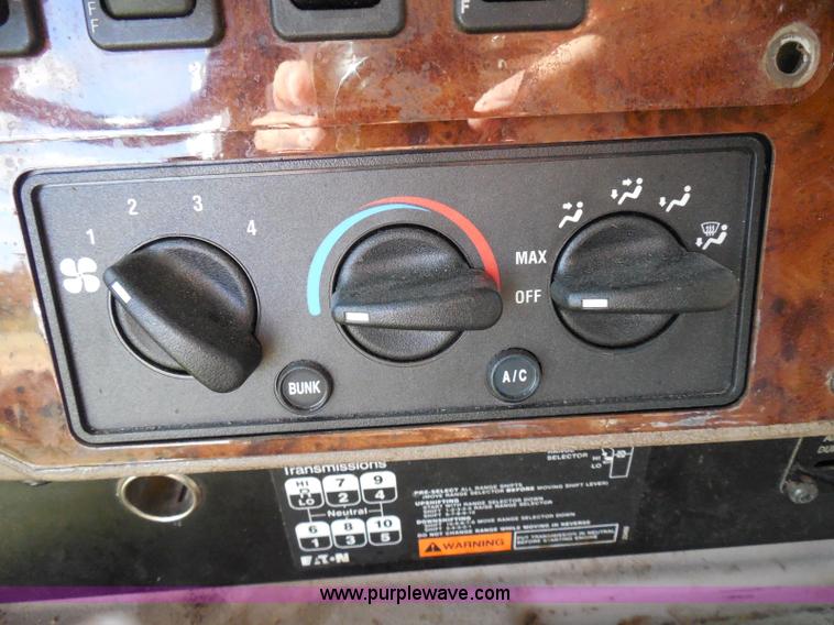 image for item I3353 2005 International 9400i semi truck