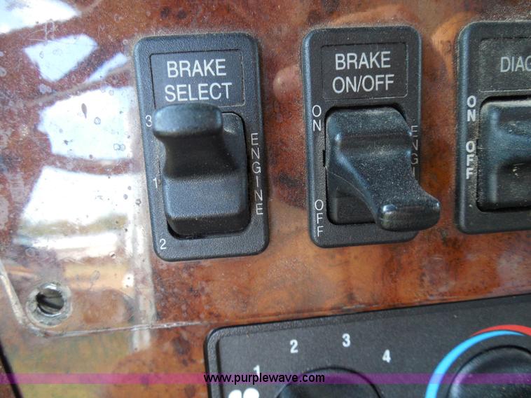 image for item I3353 2005 International 9400i semi truck