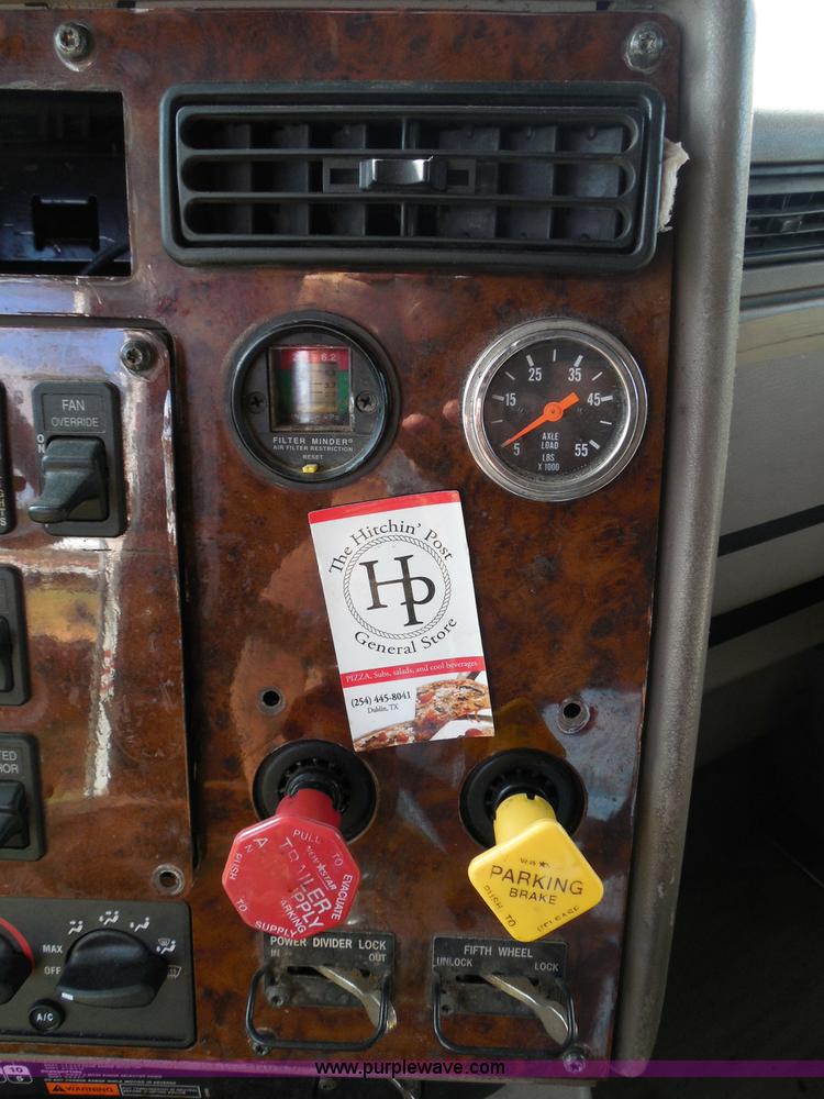 image for item I3353 2005 International 9400i semi truck