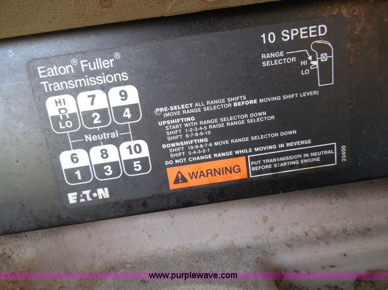 image for item I3353 2005 International 9400i semi truck