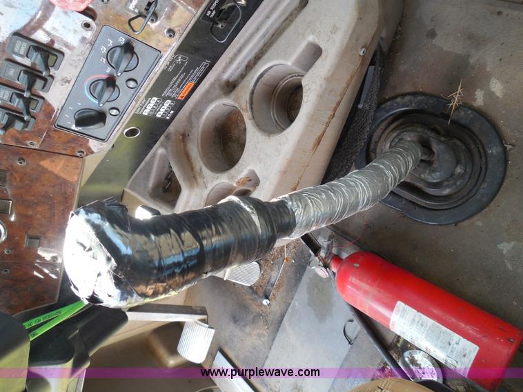 image for item I3353 2005 International 9400i semi truck