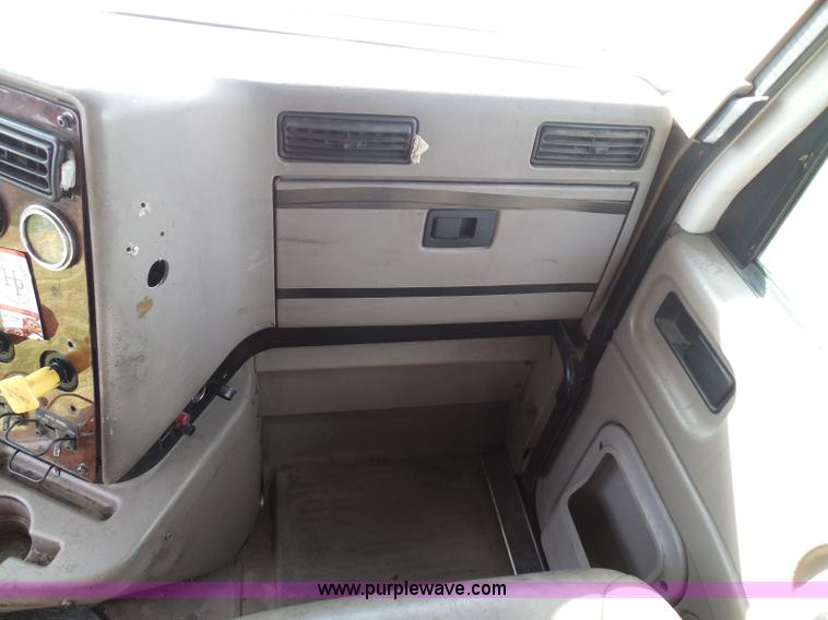 image for item I3353 2005 International 9400i semi truck