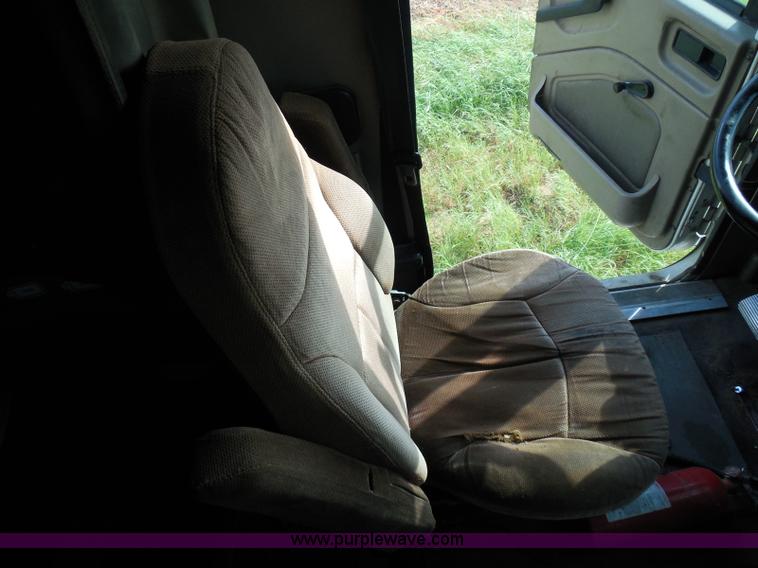 image for item I3353 2005 International 9400i semi truck