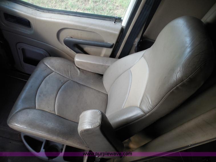 image for item I3353 2005 International 9400i semi truck