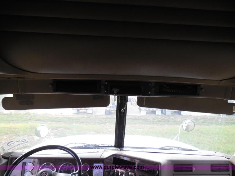 image for item I3353 2005 International 9400i semi truck