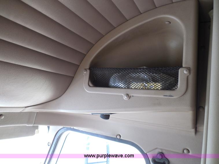 image for item I3353 2005 International 9400i semi truck