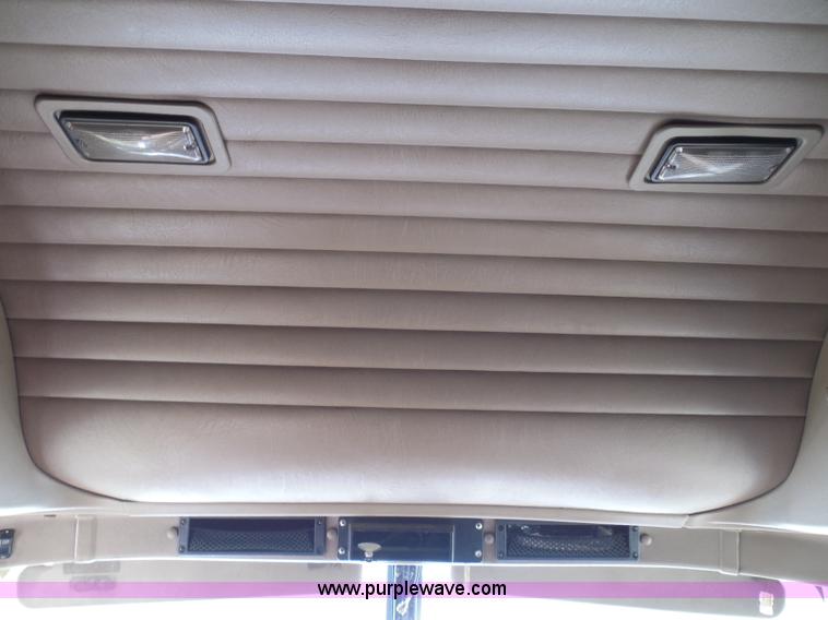 image for item I3353 2005 International 9400i semi truck