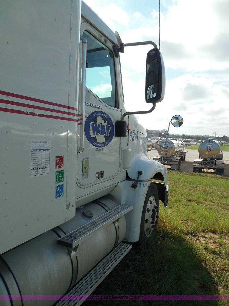 image for item I3353 2005 International 9400i semi truck