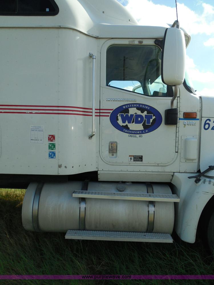 image for item I3353 2005 International 9400i semi truck