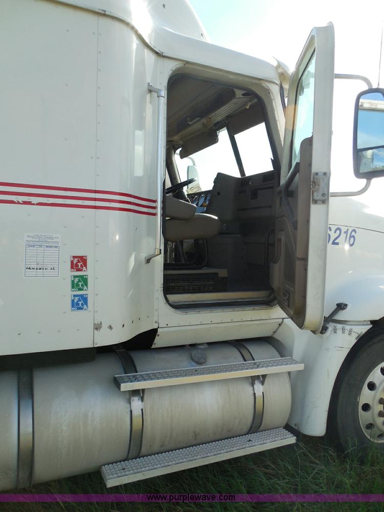 image for item I3353 2005 International 9400i semi truck