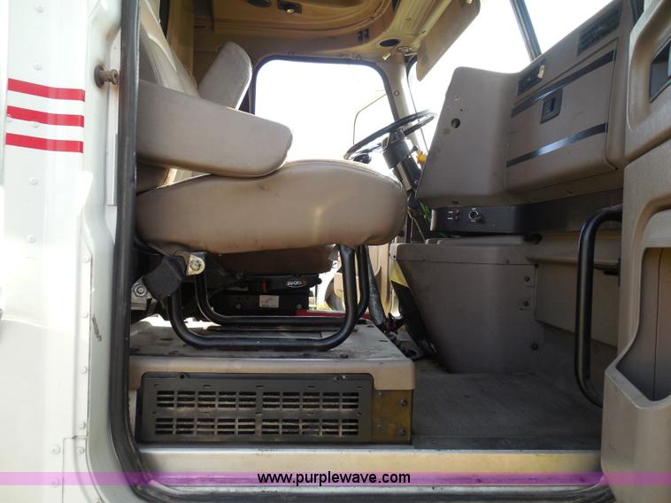 image for item I3353 2005 International 9400i semi truck