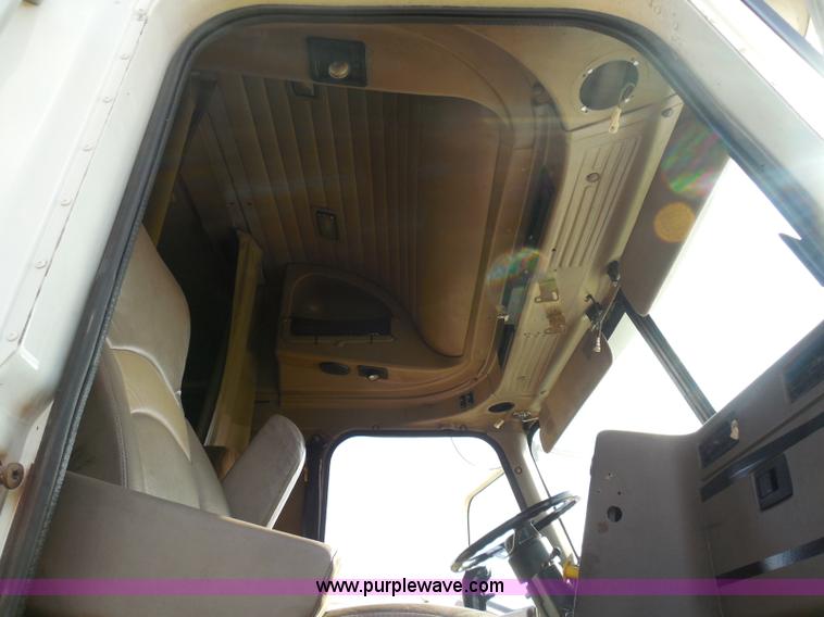 image for item I3353 2005 International 9400i semi truck