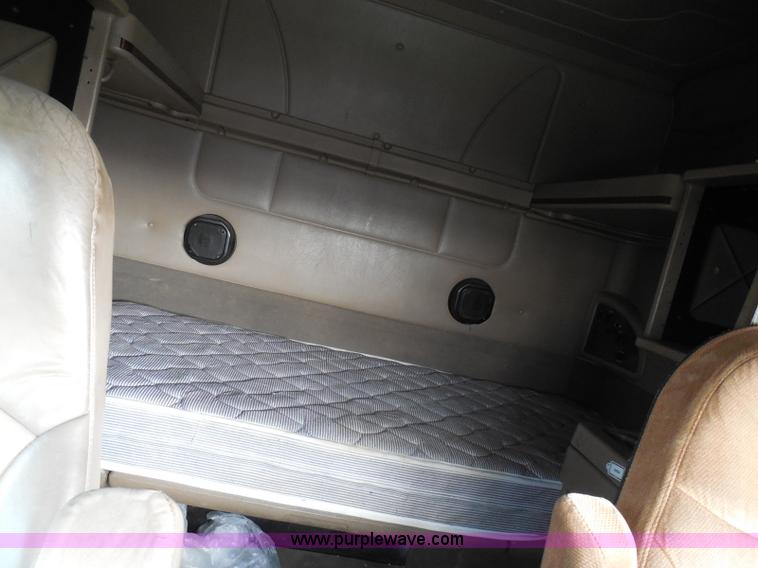 image for item I3353 2005 International 9400i semi truck