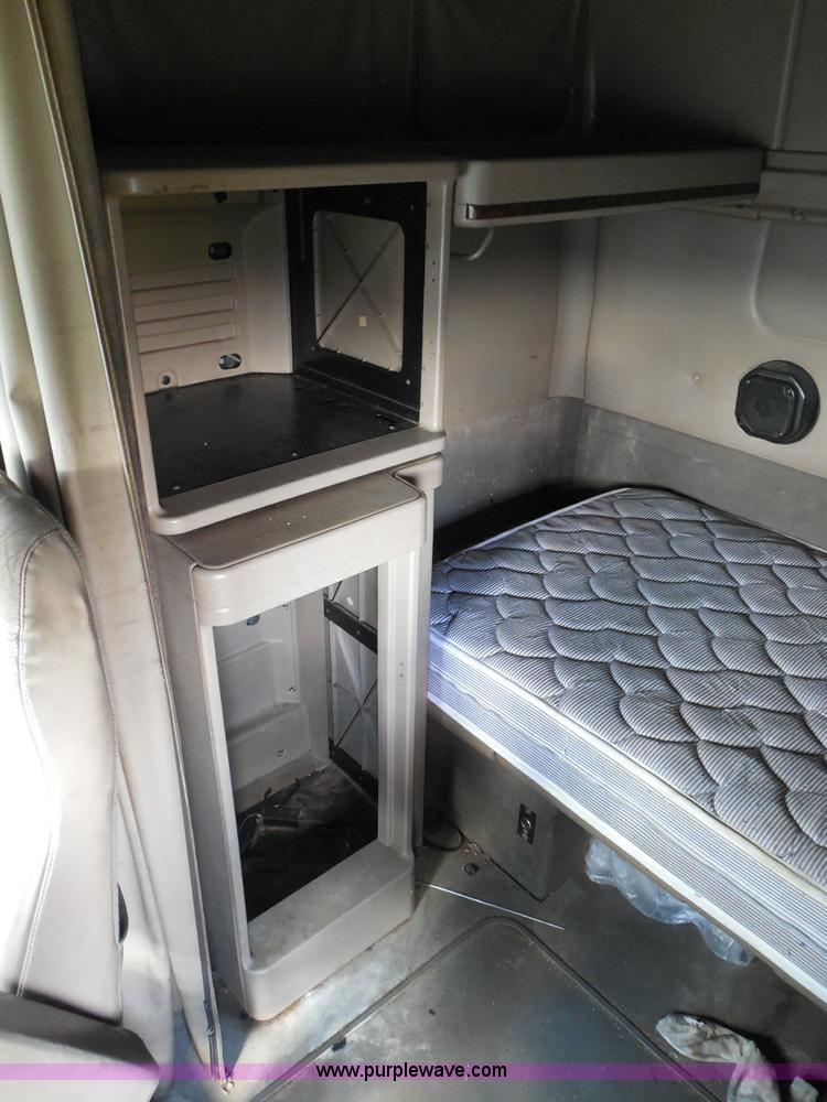 image for item I3353 2005 International 9400i semi truck