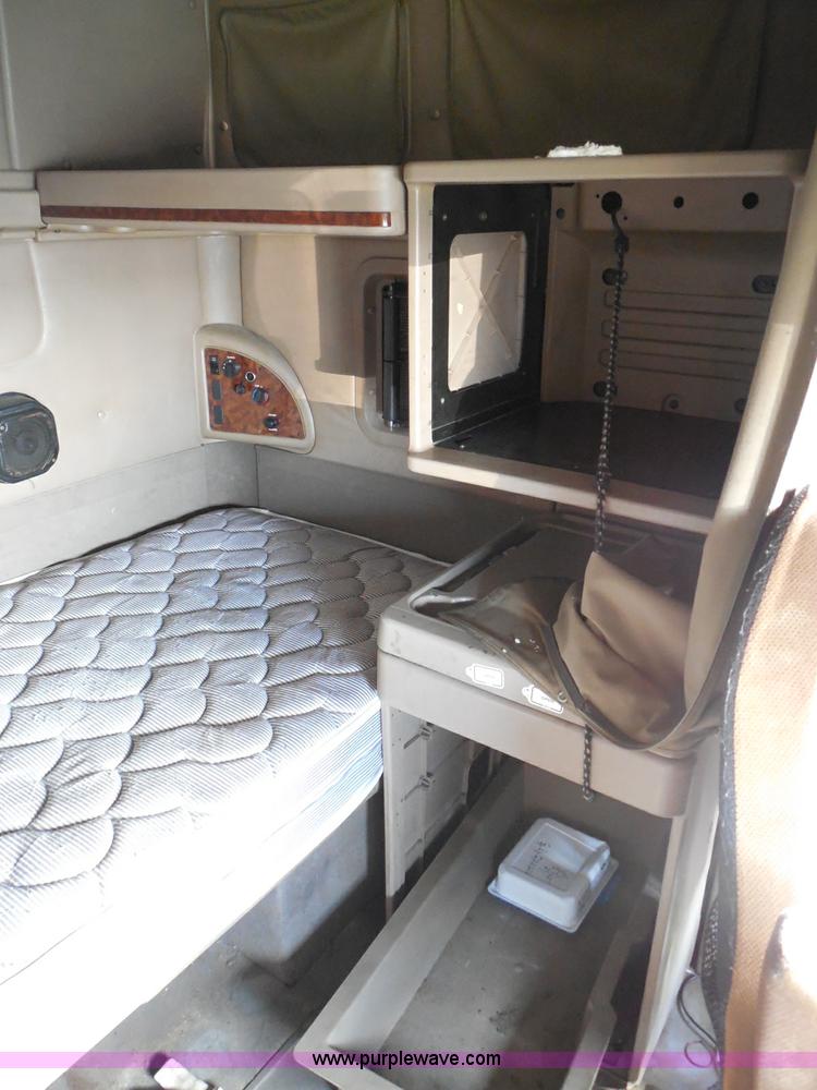 image for item I3353 2005 International 9400i semi truck