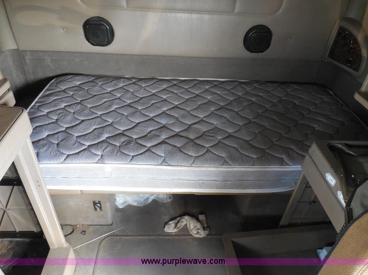 image for item I3353 2005 International 9400i semi truck