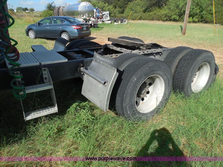 image for item I3353 2005 International 9400i semi truck