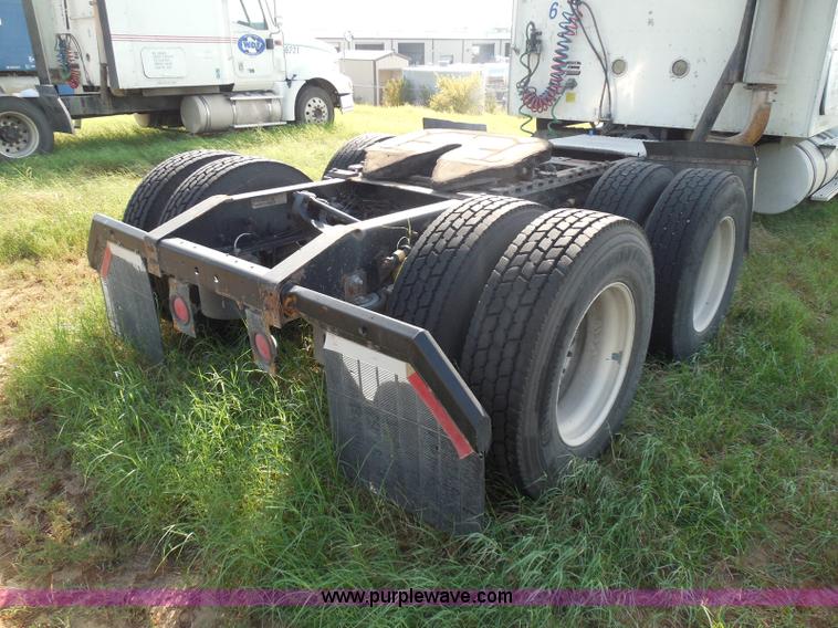 image for item I3353 2005 International 9400i semi truck