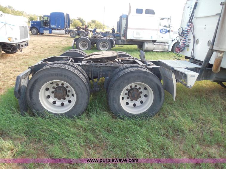 image for item I3353 2005 International 9400i semi truck