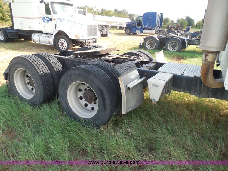 image for item I3353 2005 International 9400i semi truck