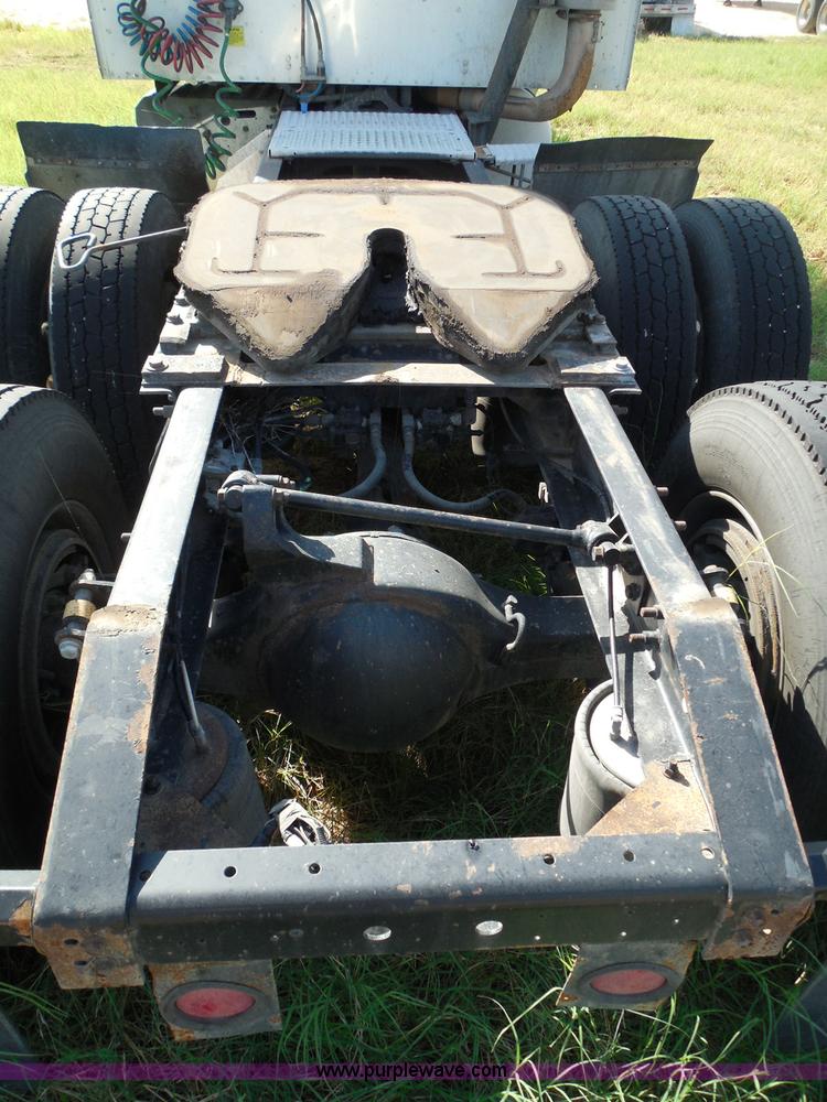 image for item I3353 2005 International 9400i semi truck