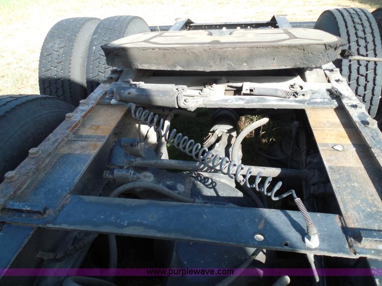 image for item I3353 2005 International 9400i semi truck