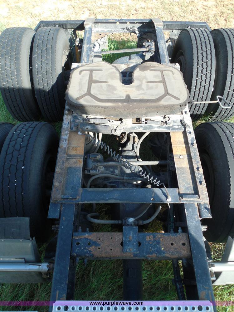 image for item I3353 2005 International 9400i semi truck